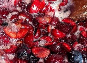 Foto de Compota de cerejas e mirtilos
