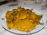 Una foto de filetes de pollo en salsa