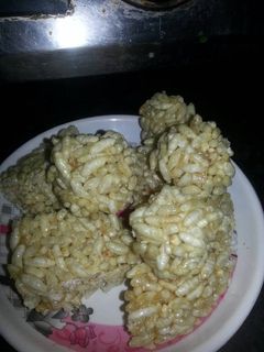 मुरमुरे लड्डू, चिक्की (Murmure ladoo, chikki recipe in hindi) रेसिपी मुख्य फोटो