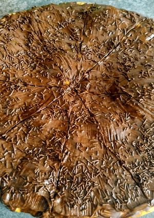 Una foto de Pizza dulce con masa extrafina cubierta de chocolate y decorar a tu gusto