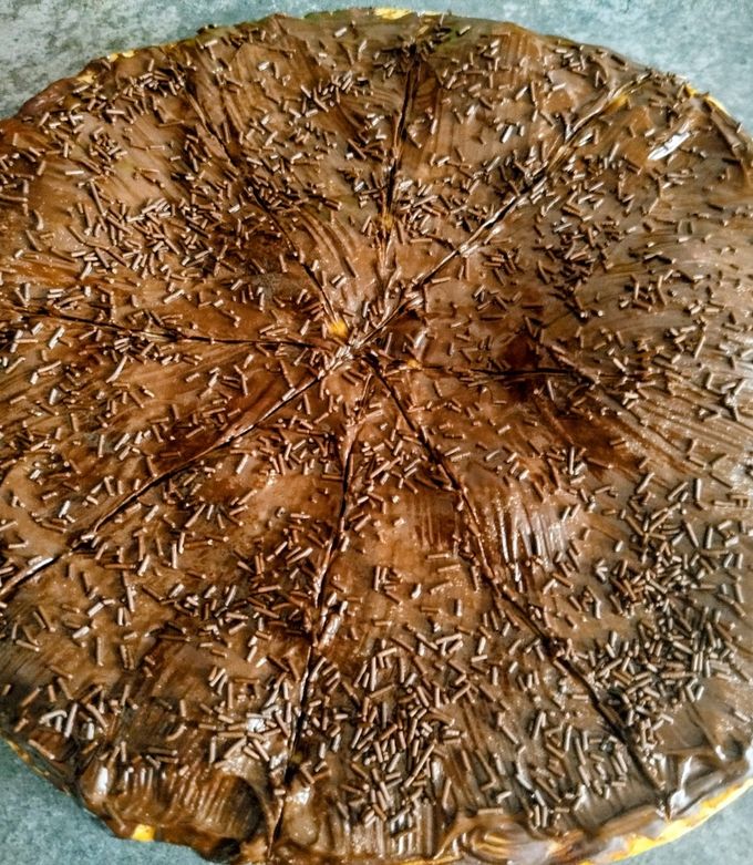 Foto principal de Pizza dulce con masa extrafina cubierta de chocolate y decorar a tu gusto