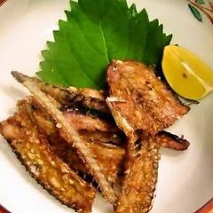 A picture of Pacific Saury and Horse Mackerel Bone Crackers in the Microwave.