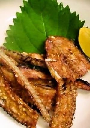 A picture of Pacific Saury and Horse Mackerel Bone Crackers in the Microwave.