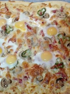 Una foto de Pizza carbonara casera. Masa hecha en Thermomix