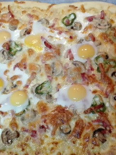 Una foto de Pizza carbonara casera. Masa hecha en Thermomix
