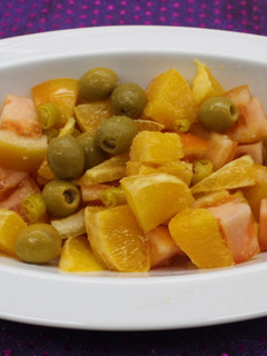 Una foto de Ensalada de naranja con tomate y guindilla