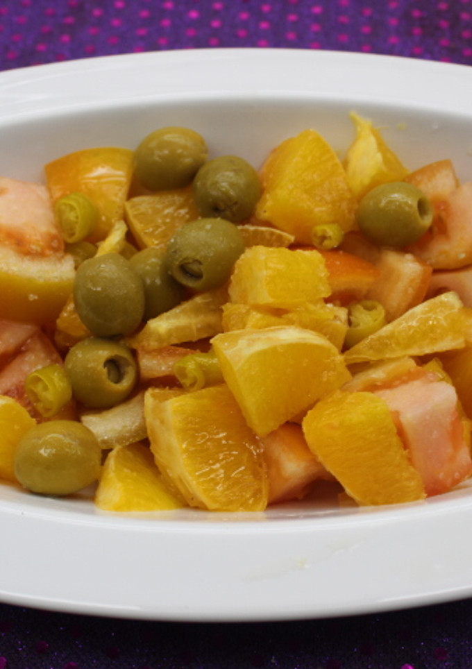 Una foto de Ensalada de naranja con tomate y guindilla