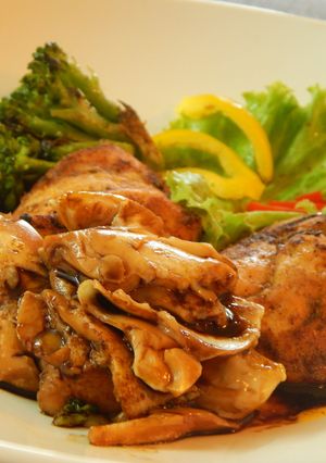 A picture of Lemon-Honey roasted chicken.