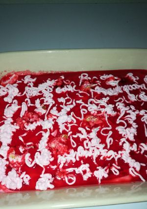 صورة لوصفة كيك بارد بصوص الجلي