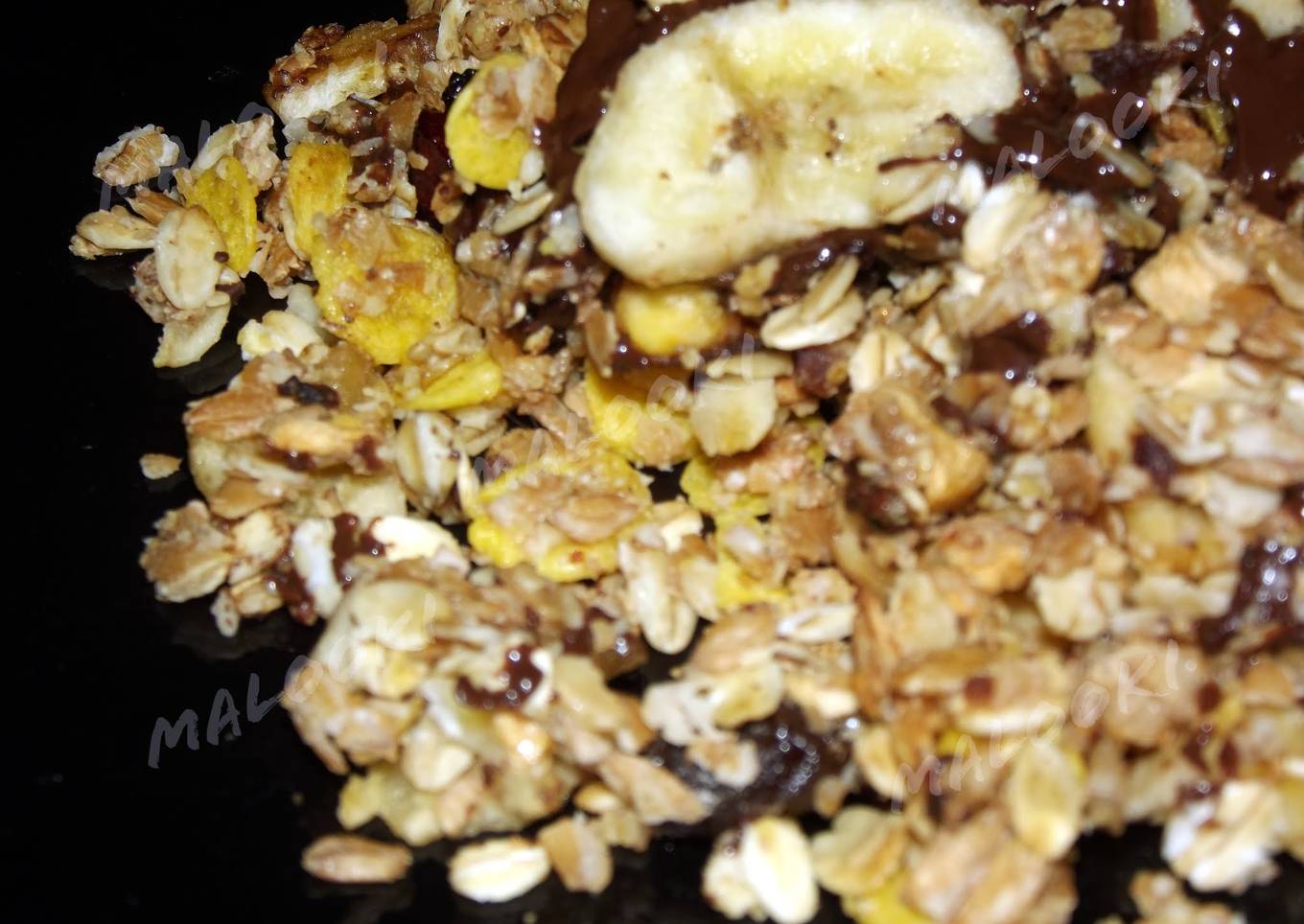 Dark chocolate and banana chip granola crumble