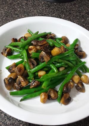 A picture of Fresh Lemony Green Beans, Mushrooms and Baby Scallops.
