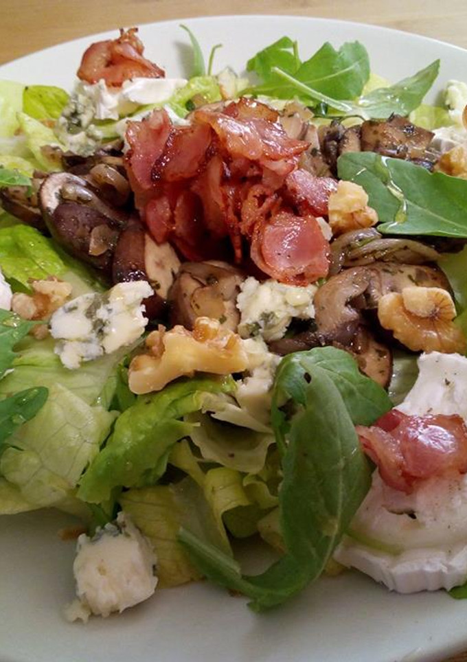 Una foto de Ensalada bacon champiñones y demás