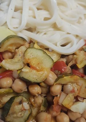 Une photo de Poêlée légumes et pâtes de riz en assiette ou soupe