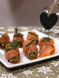 Una foto de Canapés de Navidad: rollitos de salmón ahumado con un guacamole muy rico!