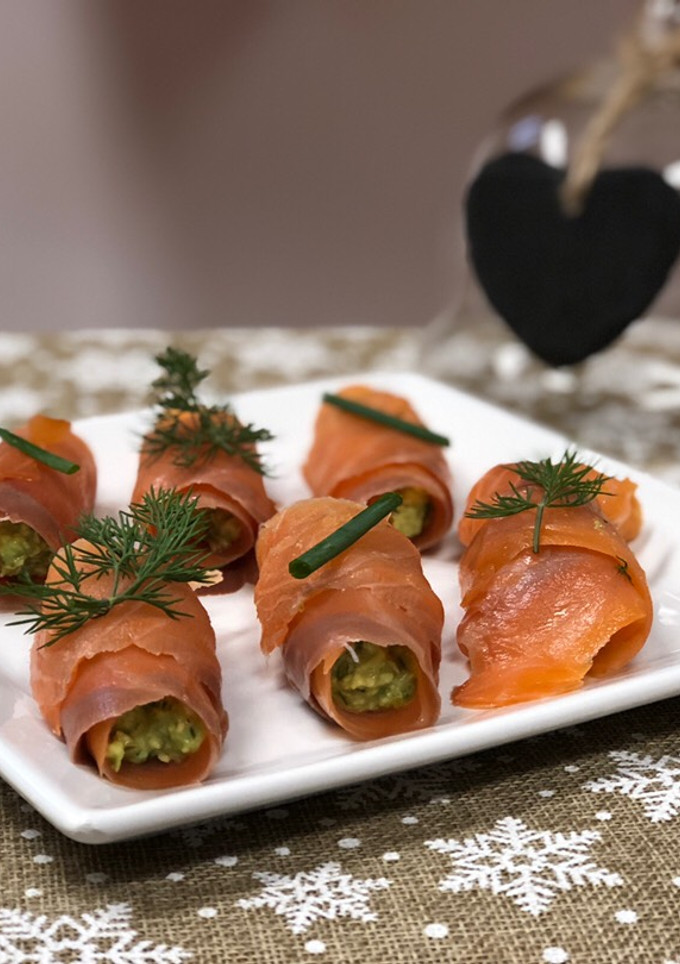 Una foto de Canapés de Navidad: rollitos de salmón ahumado con un guacamole muy rico!
