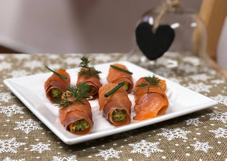 Canapés de Navidad: rulo de salmón con un guacamole muy rico!