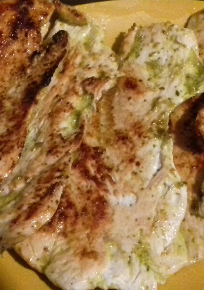 Una foto de Filete de pavo en adobo verde