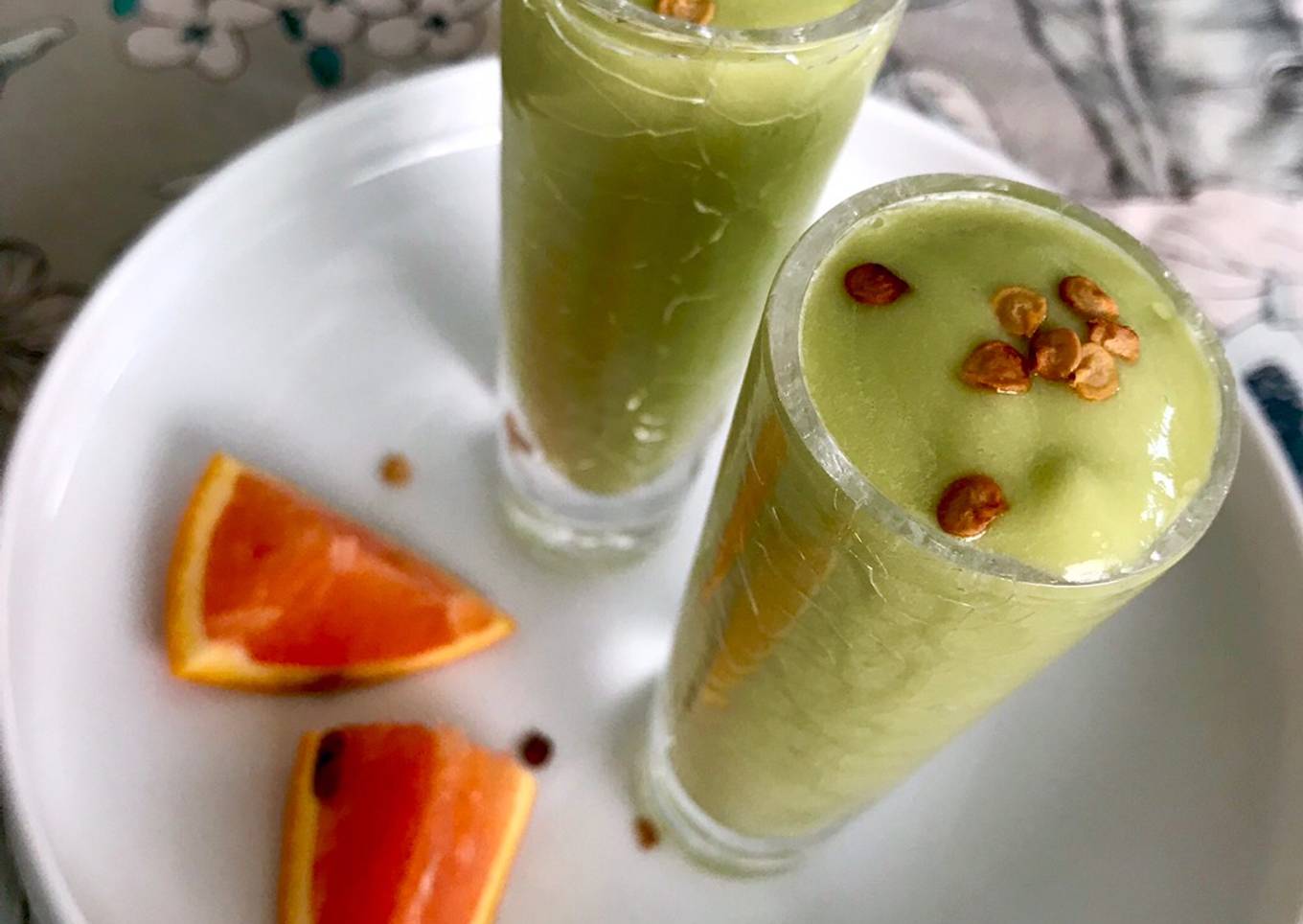 Sopa fría de aguacate al mezcal