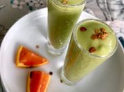 Una foto de sopa fria de aguacate