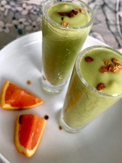 Una foto de Sopa fría de aguacate al mezcal