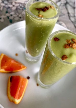Una foto de Sopa fría de aguacate al mezcal