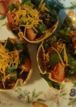 A picture of Taco cups.
