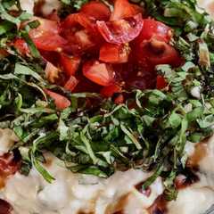 Una foto de BOWL DE QUESO Crema y Tomate🍅con Reducción de Vinagre Bálsamico y 🌿Albahaca🌿...!