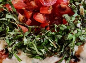 Una foto de BOWL DE QUESO Crema y Tomate🍅con Reducción de Vinagre Bálsamico y 🌿Albahaca🌿...!