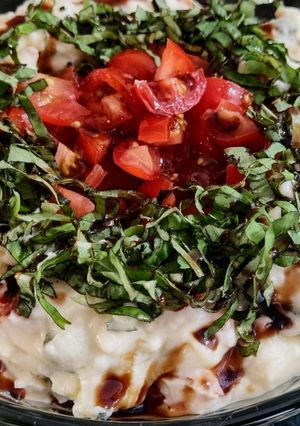 Una foto de BOWL DE QUESO Crema y Tomate🍅con Reducción de Vinagre Bálsamico y 🌿Albahaca🌿...!