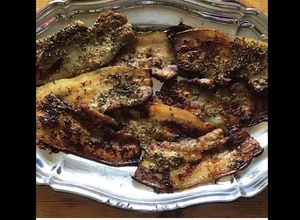 Une photo de Poitrine de porc marinée et grillée