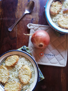 Una foto de La soupe a l'oignon gratinée o sopa de cebolla