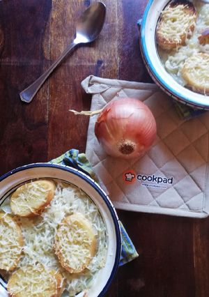 Foto principal de La soupe a l'oignon gratinée o sopa de cebolla