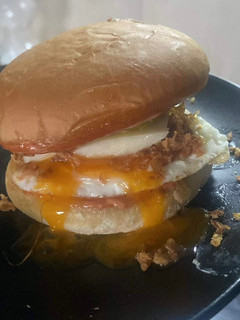 Reggeli tojásos hamburger ahogy én készítem recept fotója