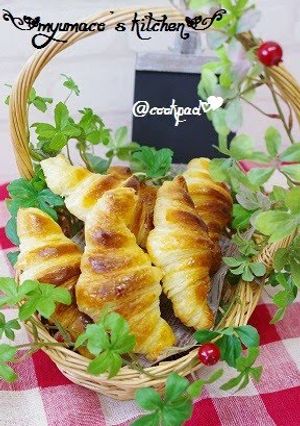 A picture of Crispy Croissants.
