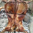Cordero asado y lechón a la estaca