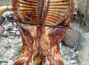 Una foto de Cordero asado y lechón a la estaca
