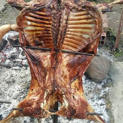 Cordero asado y lechón a la estaca Receta de Fabioscar Mansilla- Cookpad