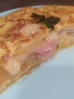 Foto principal de Tortilla de patata rellena de jamón york y queso