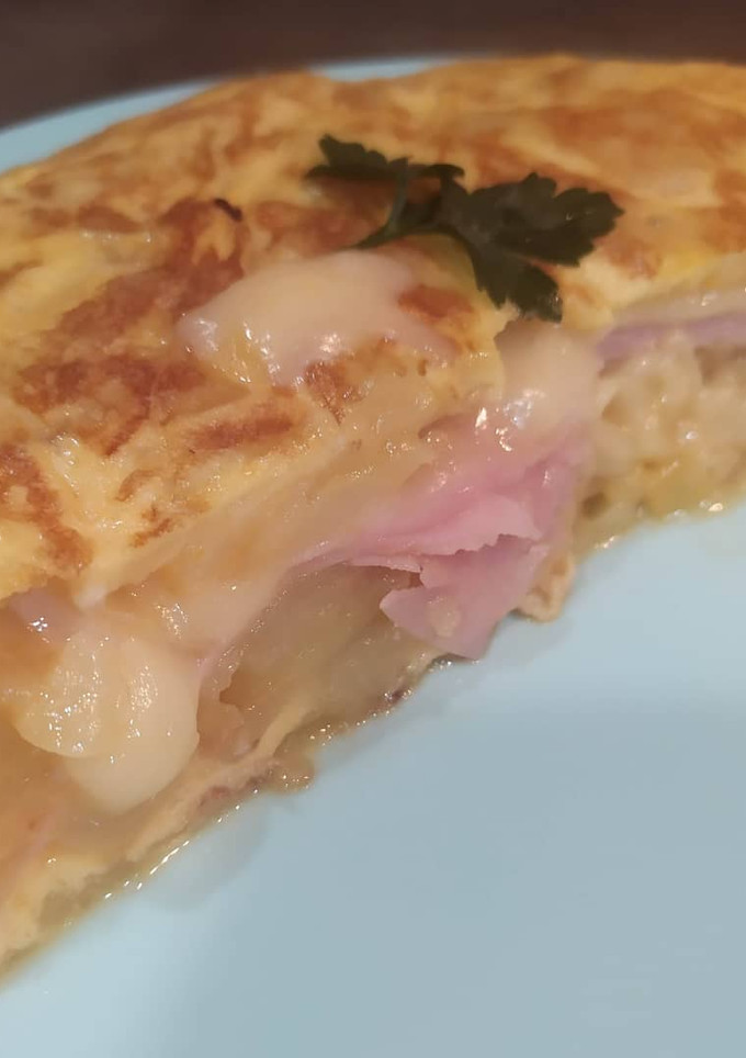 Una foto de Tortilla de patata rellena de jamón york y queso