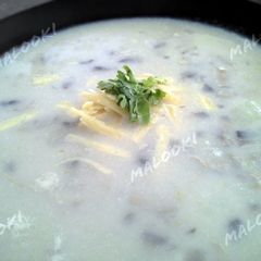 A picture of Cream of potato and mushroom soup.