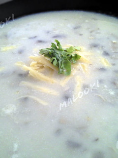 A picture of Cream of potato and mushroom soup.