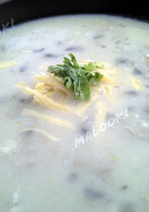 A picture of Cream of potato and mushroom soup.