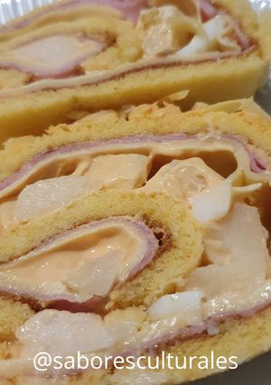 Una foto de 😋 Pionono con palmitos, jamón y queso y lluvia de Gruyere