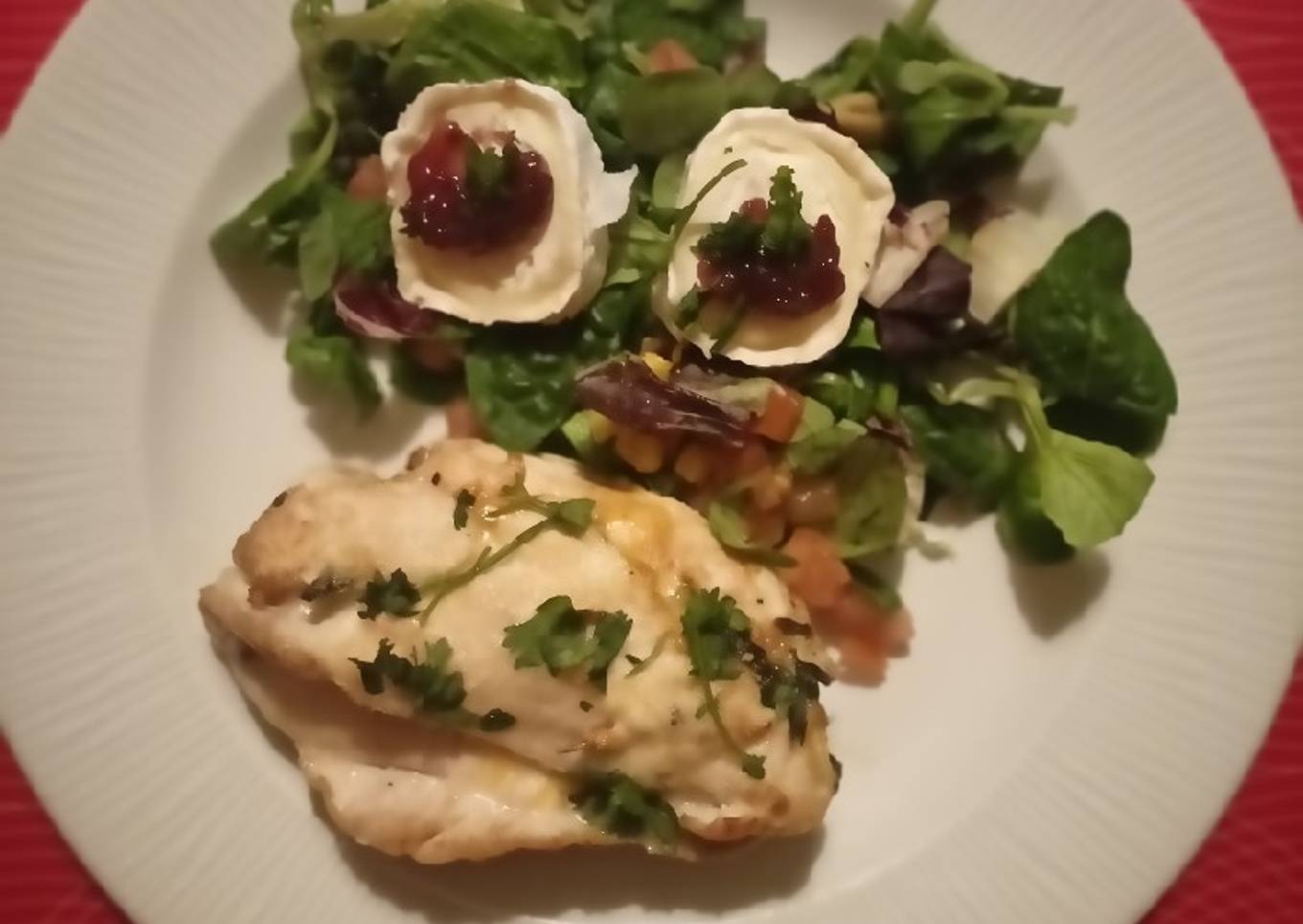 Pechugas rellenas de espinacas y queso de cabra con ensalada 🥬