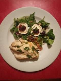 Una foto de Pechugas rellenas de espinacas y queso de cabra con ensalada 🥬