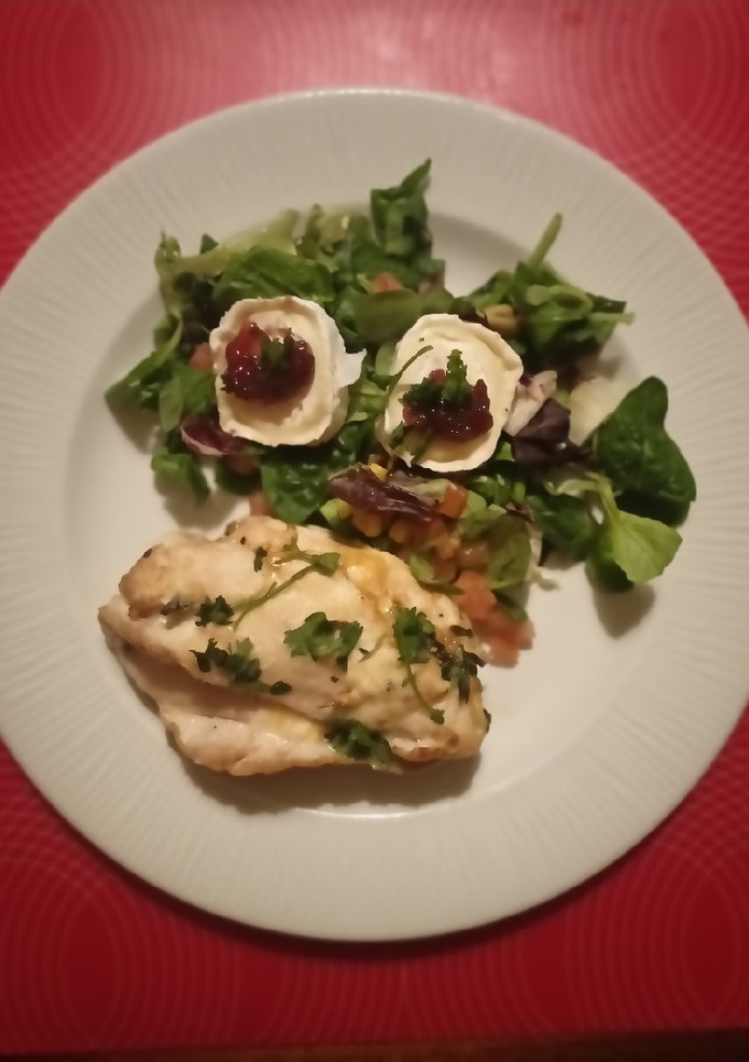 Una foto de Pechugas rellenas de espinacas y queso de cabra con ensalada 🥬