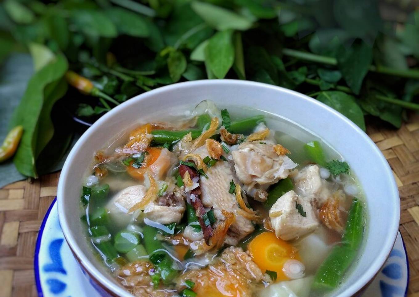 Sup ayam dengan sayuran pedas