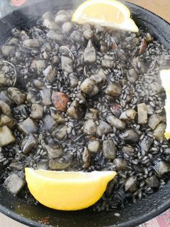 Una foto de Paella Negra