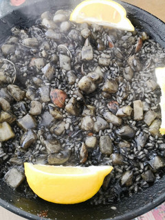 Una foto de Paella Negra