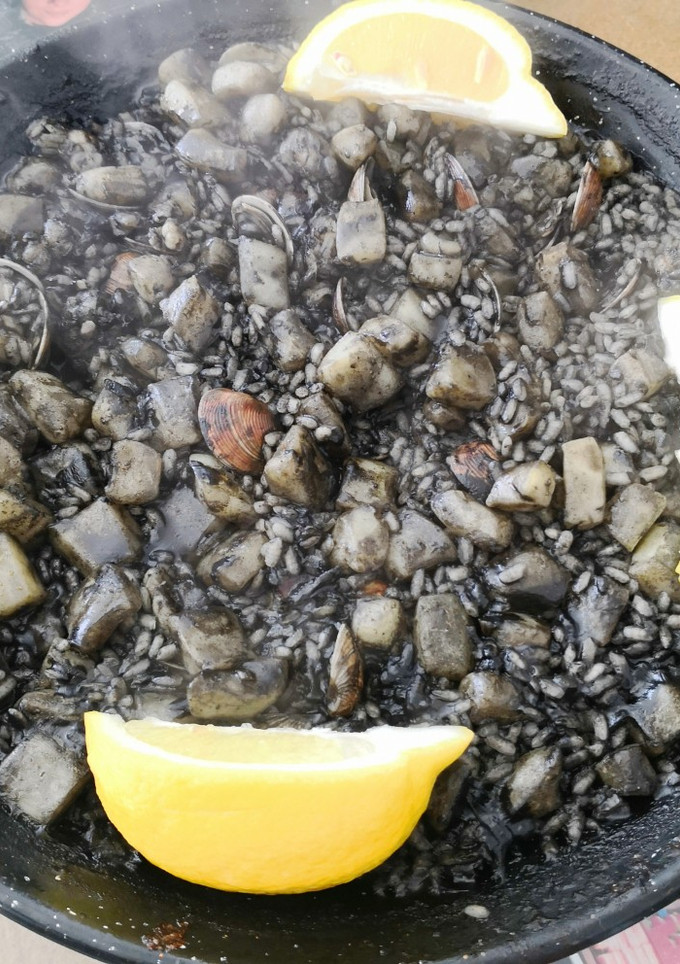 Una foto de Paella Negra